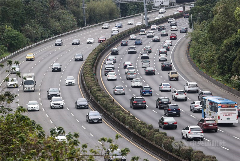 國道3號土城路段南下車潮壅塞。（中央社檔案照片）