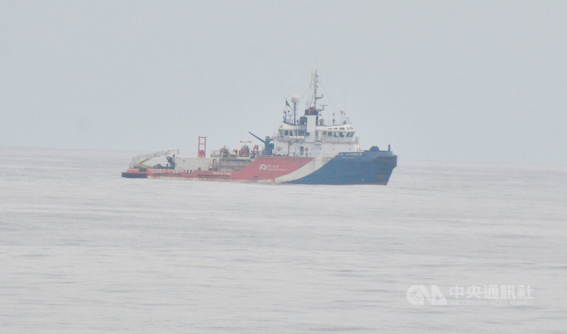 空軍一架勇鷹高教機日前墜落台東都蘭海域，因受東北季風影響、海象不佳，導致打撈作業主力船隻「寶拉麗絲3號」（圖）延至27日才駛抵預定海域，其紅藍相間船身在海上格外醒目。中央社記者盧太城台東攝 114年2月27日