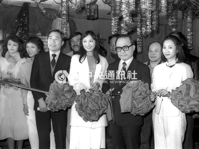 中影公司董事長吳鐘靈(前左3)主持電影「老師.斯卡也答」開鏡剪綵;中影總經理明驥(前左1)、影星胡冠珍(左2)、蘇明明(左4),小戽斗(後排左3)等人合影。中央社記者馮國鏘攝 71年3月1日