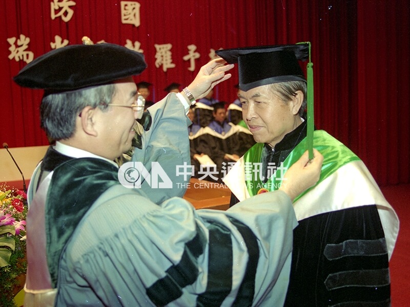 國防醫學院院長李賢鎧（左）代表國防醫學院，頒授名譽博士學位予台北榮民總醫院院長羅光瑞。中央社記者王遠茂攝 83年2月28日