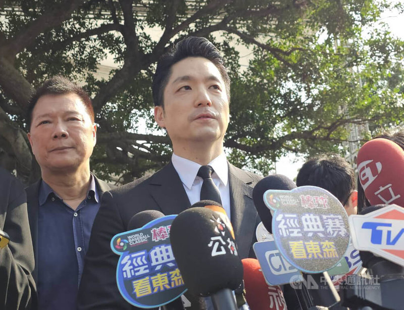 台北市長蔣萬安（中）28日出席北市228事件紀念追思會後受訪表示，台北市一直秉持社會進步跟民主價值，堅守多元包容的理念來正視跟重視歷史，促進對事實完整的了解。中央社記者陳怡璇攝 114年2月28日