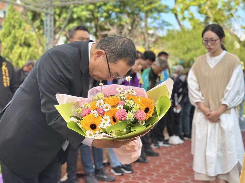 新北市228事件78週年紀念儀式,28日下午在三重區228紀念公園舉行,市長侯友宜(前左)獻花向受難者表達最深追思。(新北市府民政局提供)中央社記者黃旭昇新北傳真 114年2月28日