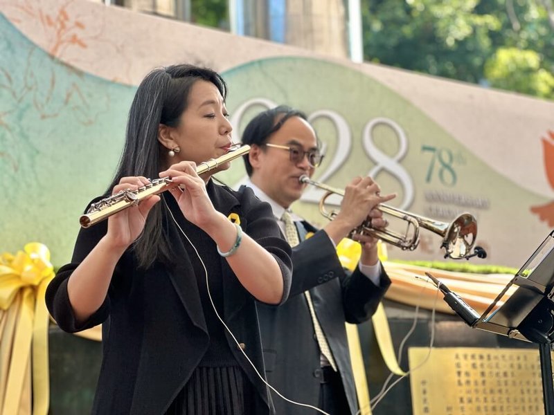 新北市228事件78週年紀念儀式,28日下午在三重區228紀念公園舉行,長笛演奏家蔡佳芬(左)及小號演奏家林昭成(右)攜手演奏「月夜愁」、「望春風」等當年禁歌。(新北市府民政局提供)中央社記者黃旭昇新北傳真 114年2月28日