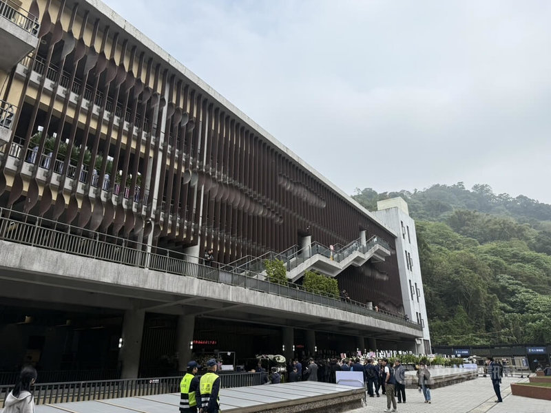 台北市殯葬管理處28日表示，議員提及第一殯儀館拆除，讓懷愛館作業量增加，影響附近交通等，應重修訂發放回饋金辦法，將針對此事持續蒐集各方意見再研議。圖為懷愛館。中央社記者劉建邦攝  114年2月28日