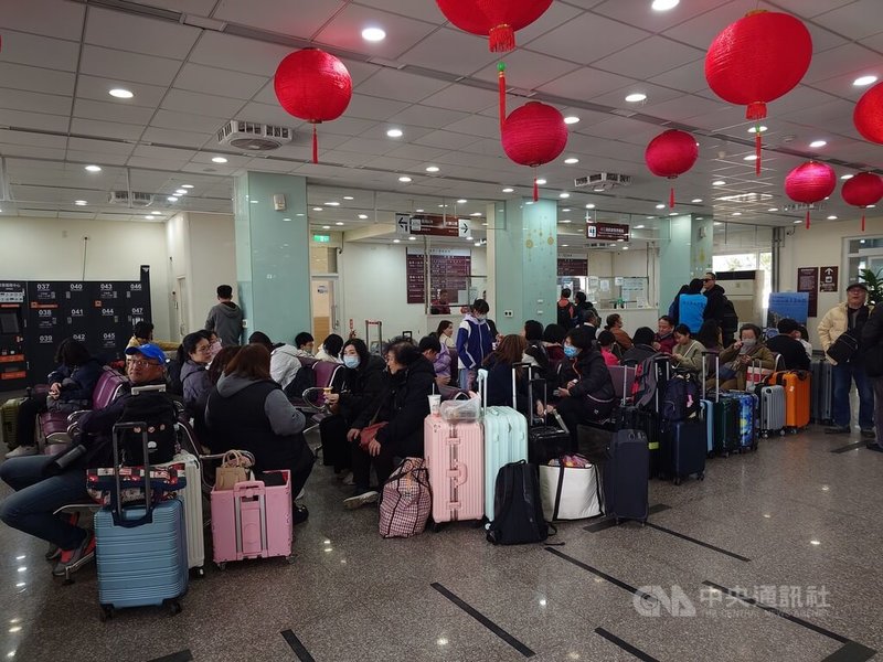 228連假首日,馬祖各島港口受濃霧影響,船隻無法進出港,小三通馬祖往琅岐航班28日上午11時40分宣布全日取消。圖為民眾在候船室等候情形。中央社記者潘欣彤攝 114年2月28日
