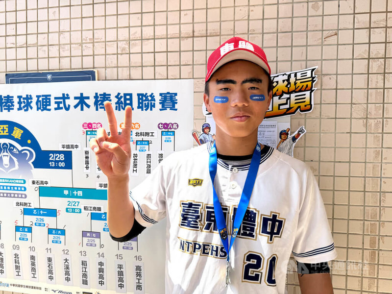113學年度高中棒球聯賽(木棒組)台東體中野手方品嚴(圖)28日季軍戰以「濃眉」造型登場,4局下平手時敲出關鍵二壘打,率隊以2比0擊敗東石高中,奪下季軍。中央社記者謝靜雯攝 114年2月28日