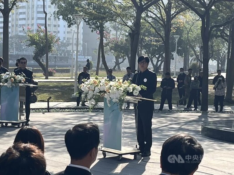 高雄市政府28日舉辦228事件追思紀念儀式，市長陳其邁（中站者）致詞表示，228是台灣社會的傷痛，歷史可以原諒但不能忘記，也希望朝野能化解對立。中央社記者林巧璉攝  114年2月28日