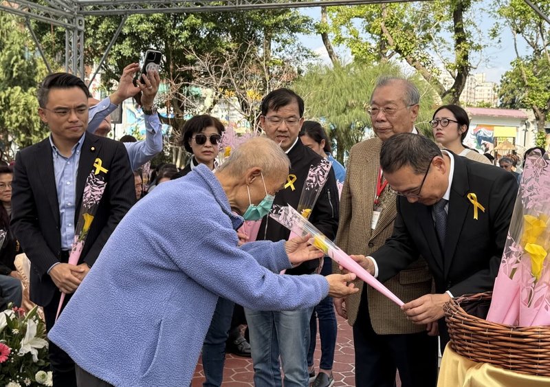 新北市228事件78週年紀念儀式,28日下午在三重區228紀念公園舉行,市長侯友宜(前右)逐一遞送鮮花向受難者家屬致意。(新北市府民政局提供)中央社記者黃旭昇新北傳真 114年2月28日