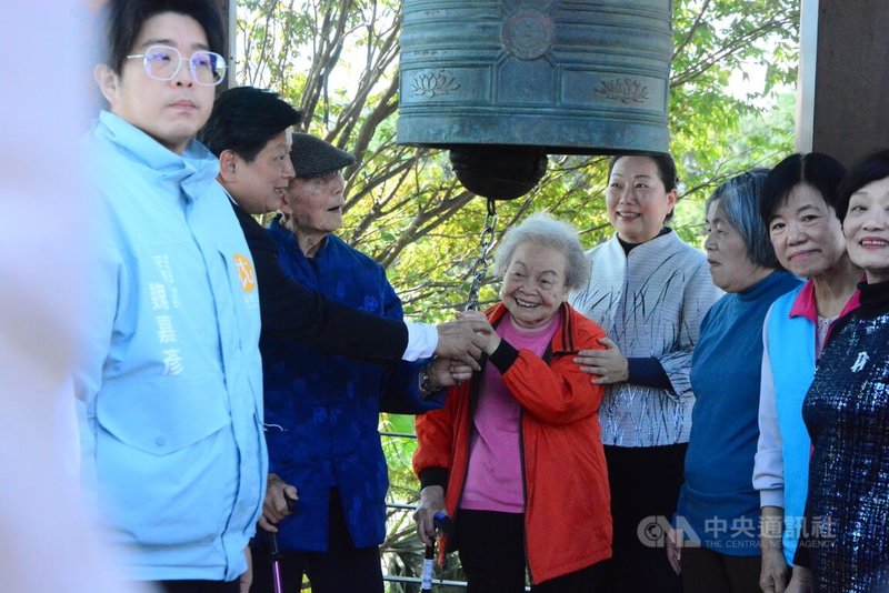 花蓮縣二二八關懷協會28日舉辦追思音樂會，百歲受難者廖丙盛（左3）帶領敲和平鐘，花蓮縣長徐榛蔚（右4）、國民黨立委傅崐萁（左2）等人出席。中央社記者張祈攝 114年2月28日