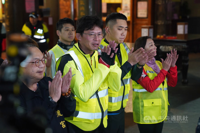 台灣民眾黨延續舉辦「一日北高」騎腳踏車活動，黨主席黃國昌（前右3）28日清晨在出發前與黨內成員到台北市關渡宮上香祈福。中央社記者徐肇昌攝  114年2月28日