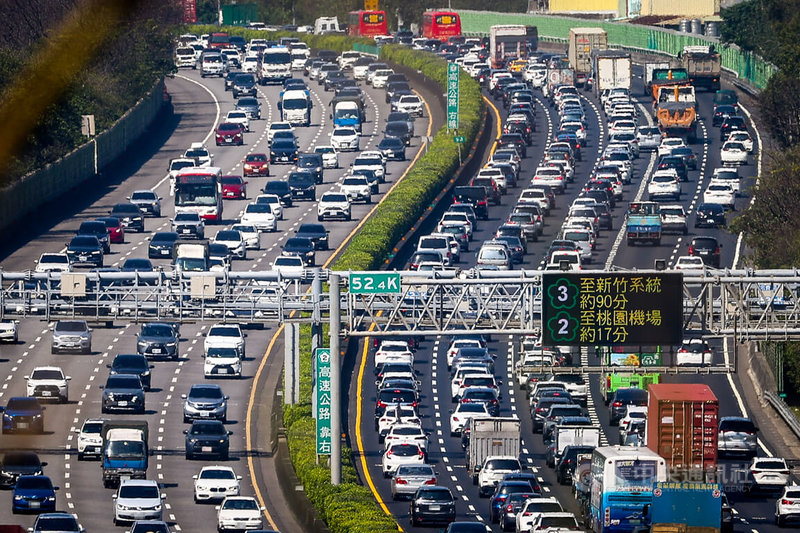 228連假首日，國道28日上午湧現車潮，國3三鶯到龍潭等路段時速都不到40公里。中央社記者王騰毅攝 114年2月28日