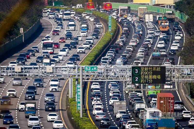 228連假首日，國道28日上午湧現車潮，國3三鶯到龍潭等路段時速都不到40公里。中央社記者王騰毅攝 114年2月28日