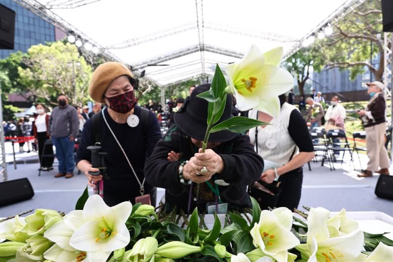 228事件78週年中樞紀念儀式28日上午在二二八國家紀念館舉行，民眾到前台獻花。中央社記者翁睿坤攝 114年2月28日