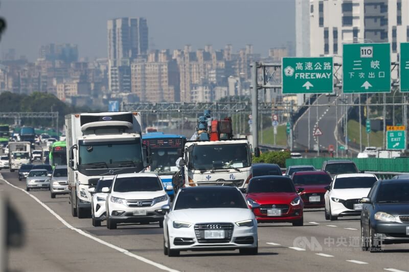 228連續假期首日，國道28日上午湧現車潮，國3土城路段車流量大。中央社記者王騰毅攝 114年2月28日