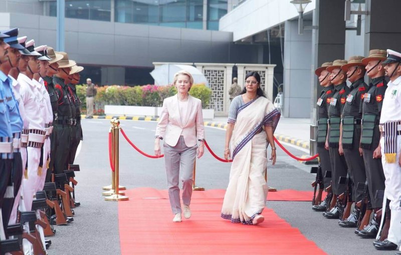 歐洲聯盟執行委員會主席范德賴恩（Ursula von der Leyen）（紅毯左者）率團訪問印度，就自由貿易協定（FTA）展開談判，雙方的目標都是要消除貿易壁壘。（印度外交部提供）中央社記者李晉緯新德里傳真 114年2月28日