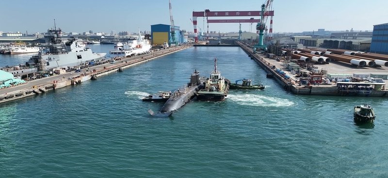 台船公司表示，國造潛艦原型艦「海鯤號」28日移至測試碼頭，進行後續主機調校與繫泊試俥等測試。（台船提供）中央社記者林巧璉傳真 114年2月28日