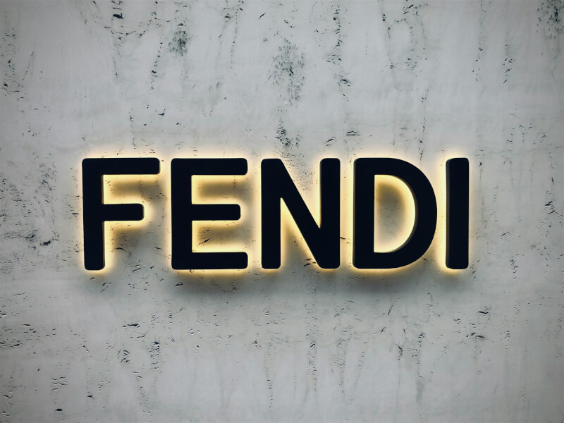 Fendi品牌logo。（圖取自Unsplash圖庫）