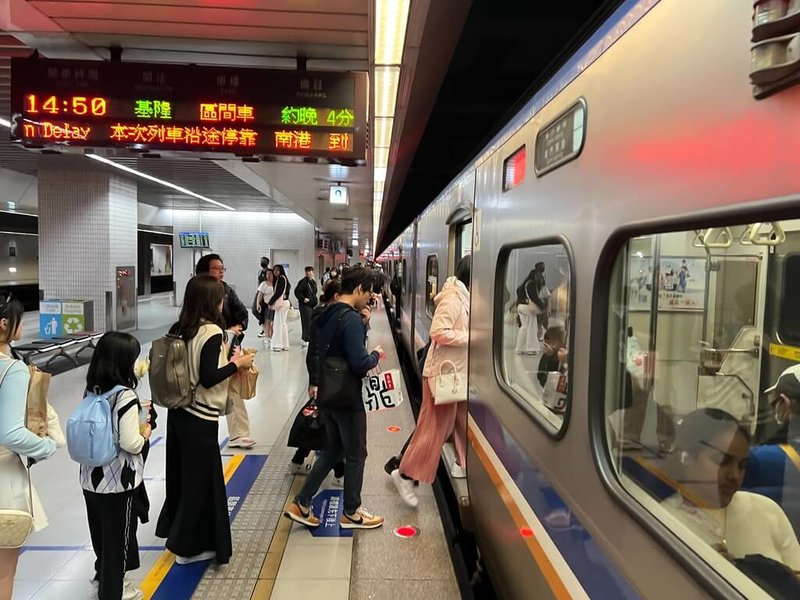 台鐵1日表示，228連續假期客運量大增，2月27日、28日每天客運量均突破80萬人，超過原本預期。圖為228連假台鐵搭車人潮。（台鐵提供）中央社記者余曉涵傳真  114年3月1日