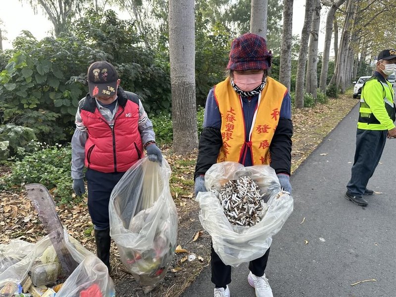 彰化縣埤頭鄉公所為迎接木棉花季，1日號召約250人，沿東螺溪畔木棉花道撿拾垃圾，清出超過2公噸垃圾及大量菸蒂。（彰化縣埤頭鄉公所清潔隊提供）中央社記者鄭維真傳真 114年3月1日