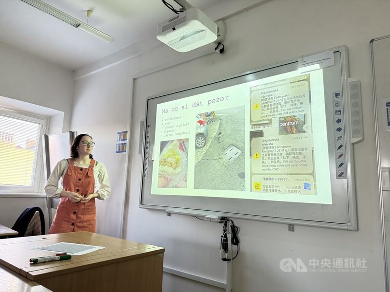 曾赴東華大學交換的安諾薰分享,台灣治安良好、人民友善,還擁有壯麗的山海景色。在交換期間,她曾攀登玉山、衝浪、泡野溪溫泉、欣賞瀑布,三度造訪墾丁。中央社記者劉鬱葶布拉格攝 114年3月1日