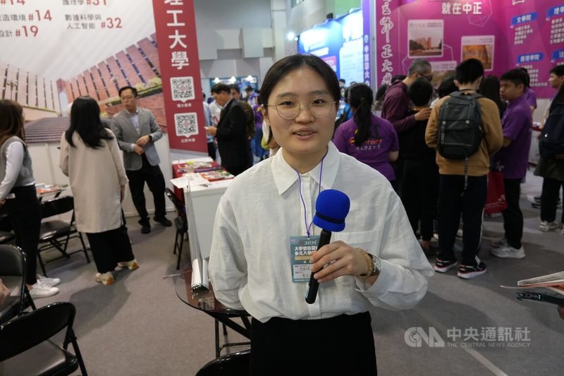 2025大學暨技職校院多元入學博覽會1日舉行,今年香港有5所大學來台招生。就讀香港理工大學的台灣學生鄭同學(圖)表示,香港生活開銷較高,是比較需要適應的地方,在學習上則不會太難調適。中央社記者陳至中攝 114年3月1日