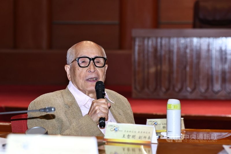 大學雜誌(The lntellectual)58週年紀念活動記者會1日在台北國家圖書館舉辦,大學雜誌創辦人之一鄧維楨致詞。中央社記者翁睿坤攝 114年3月1日