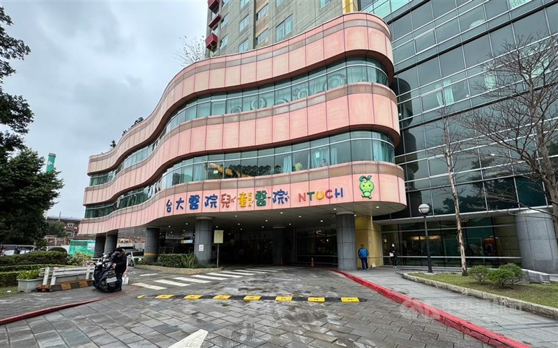少子化加健保給付等因素衝擊,台大兒童醫院院長李旺祚倡議,政府應推動3歲前全人照護、成立國家級兒童健康研究中心,當小孩子生的越來越少,加強預防醫學工作很重要,也讓年輕醫師看到願景,帶動台灣兒童醫療往前衝。(中央社檔案照片)