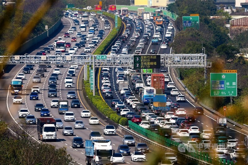 228連續假期首日，國道2月28日上午湧現車潮，國3三鶯路段雙向車多壅塞。中央社記者王騰毅攝 114年2月28日