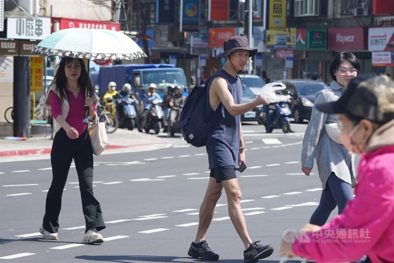 中央氣象署表示，2月28日起到3月3日前都是溫暖如夏的天氣型態，南部上看攝氏30度，北部也有29度。台北市1日艷陽高照、天氣暖和，民眾外出穿著短袖、短褲。中央社記者徐肇昌攝　114年3月1日