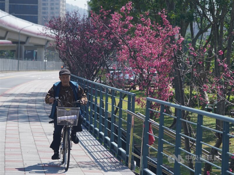 圖為台北市北投區民眾騎腳踏車享受和煦陽光。（中央社檔案照片）