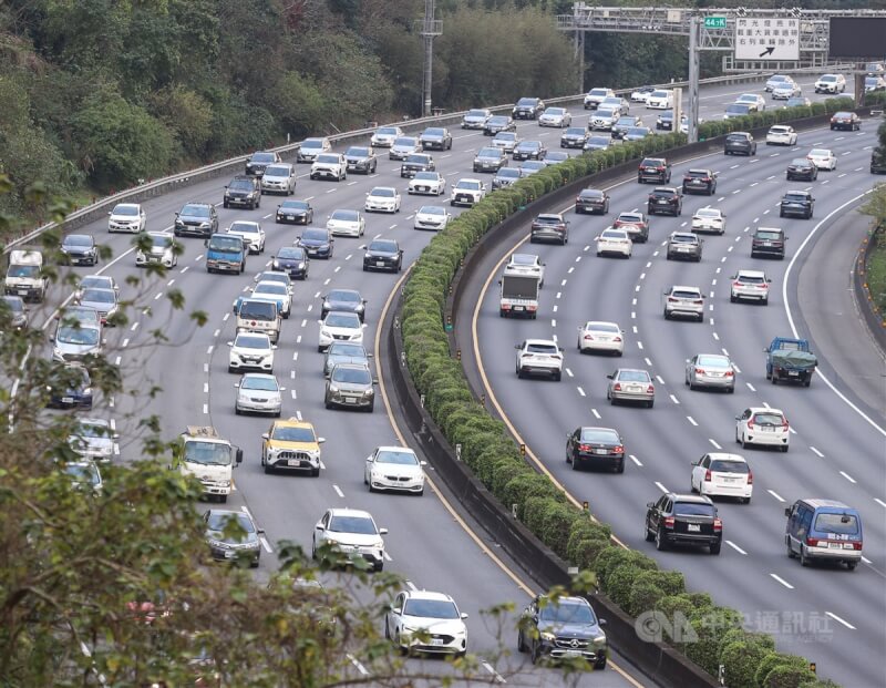 228連假天氣好，1日也吸引不少民眾出遊，景區人潮多、國道車流也不少，國道3號土城路段1日午後雙向車多，車流尚屬順暢。中央社記者謝佳璋攝 114年3月1日