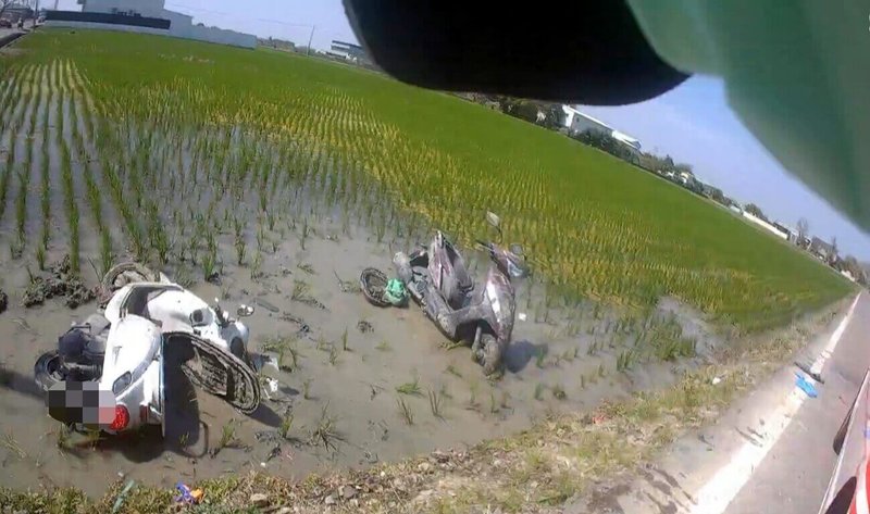 嘉義縣水上鄉三和村一處產業道路1日發生2輛機車對撞事故，因撞擊力道大，2名騎士連同機車都被拋飛至農田中，造成1死1傷，事故原因需進一步調查釐清。（嘉義縣消防局提供）中央社記者黃國芳傳真  114年3月1日