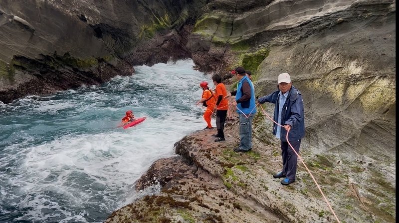 花蓮石梯坪遊憩區1日上午發生釣客落海意外，海巡及消防人員合作將落海男子拉上岸，但男子救起時呈現OHCA狀態，送醫搶救仍宣告不治。（海巡署第一二岸巡隊提供）中央社記者張祈傳真  114年3月1日