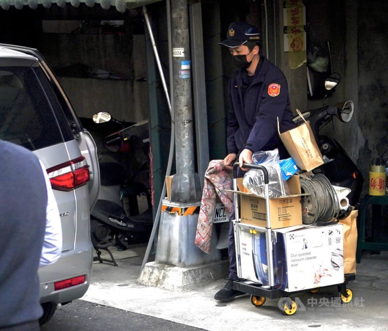 檢警2月10日從張姓凶嫌住處搬出證物裝車載走。（中央社檔案照片）