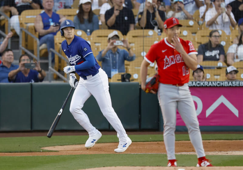 MLB道奇隊球星大谷翔平（左）2月28日在春訓首秀賽首打席轟出全壘打。（共同社）