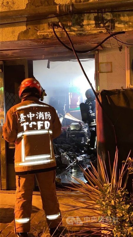 台中市南區南和路1棟集合社區住宅，1日凌晨發生火警，消防局獲報到場撲滅火勢，並在屋內救出2人送醫搶救。（翻攝照片）中央社記者蘇木春傳真  114年3月1日