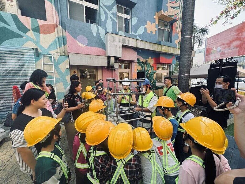 屏東職人町休園前辦理「職人工地奇幻日」，1日現場有近30家攤商、街頭藝人演唱及小小修繕達人闖關體驗活動。圖為小小職人體驗模擬的鏟砂、綁鋼筋及砌牆。（屏東縣政府勞動暨青年發展處提供）中央社記者黃郁菁傳真  114年3月2日