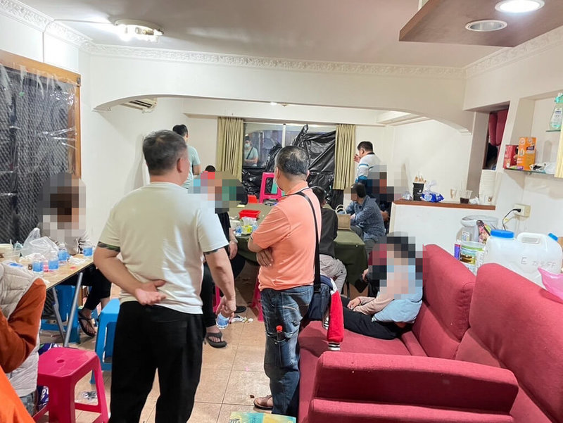 楊姓男子涉嫌在高雄苓雅區武廟路透天厝開設天九牌職業賭場,警方2日凌晨查緝搜索,逮捕楊男及賭客等38人,並查扣賭金、賭具等證物。(高雄市警察局苓雅分局提供)中央社記者張已亷傳真 114年3月2日