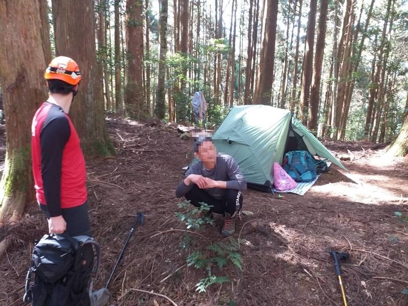 新竹縣消防局2日凌晨獲報，指有男子在尖石鄉登山失聯，搜救人員上午在一處營地找到失聯的53歲王姓男子，確認其無受傷、受困，經詢問是家屬誤以為王男1日就該下山，因手機無訊號才報案失聯。（新竹縣消防局提供）中央社記者魯鋼駿傳真  114年3月2日