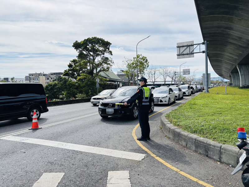 228連假收假日,宜蘭縣政府警察局交通警察隊2日表示,國5北上交通量將達最高峰,壅塞情形可能持續至晚間8時,警方已於國5沿線部署疏導警力,用路人應遵從員警指揮依序通行。(宜蘭縣政府警察局交通警察隊提供)中央社記者王朝鈺傳真 114年3月2日