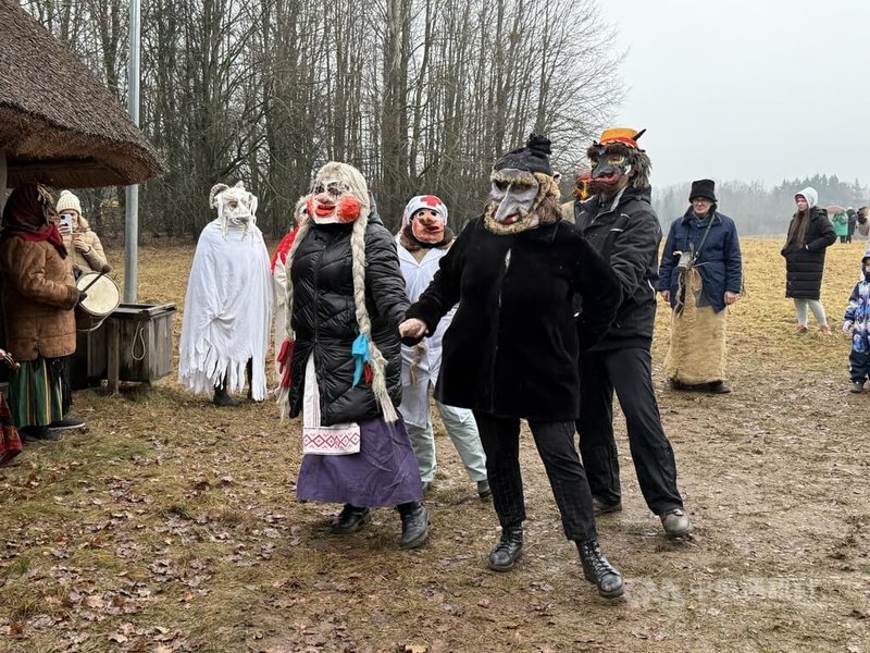 立陶宛各地皆有Užgavėnės的慶祝活動,位於立陶宛露天博物館舉行的慶典最具代表性與傳統特色。圖為戴上誇張面具,隨著傳統音樂起舞的民眾。中央社記者游堯茹維爾紐斯攝 114年3月2日
