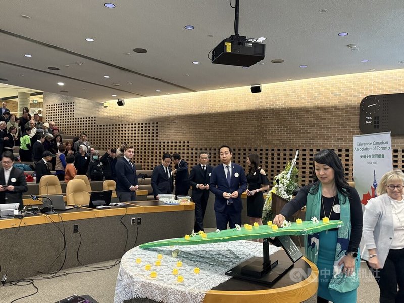 加拿大國會議員王啟榮(中)、多倫多市議員陳伶俐(右二)等加國政要應邀參加今年多倫多228紀念活動。中央社記者胡玉立多倫多攝 114年3月2日