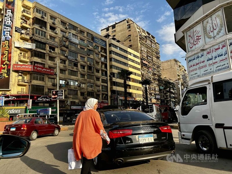 開羅交通擁擠、人車爭道現象一向惡名昭彰。齋戒月期間由於長時間禁食禁飲，往往導致駕駛精神不濟和情緒不佳，也讓行車糾紛和碰撞事故率大幅提高。中央社記者施婉清開羅攝  114年3月2日