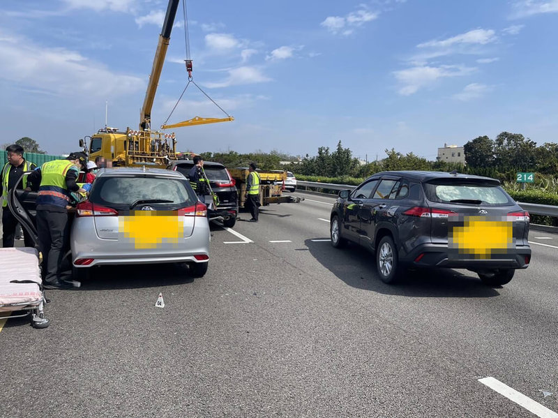 39歲黃姓自小客車駕駛2日上午行經國道1號北向彰化員林路段，疑未保持安全距離，導致5車追撞事故，1名男乘客胸悶送醫。（國道警察提供）中央社記者鄭維真傳真  114年3月2日