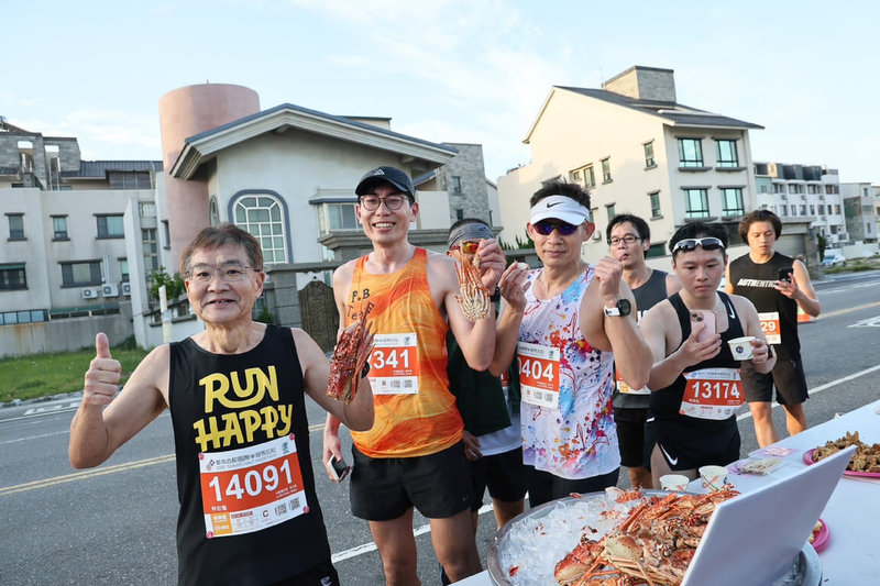 台南古都國際半程馬拉松2日清晨登場,賽道沿線經過多處台南特色景點,補給站提供龍蝦等美食,為跑者補充能量。(台南市政府提供)中央社記者楊思瑞台南傳真 114年3月2日