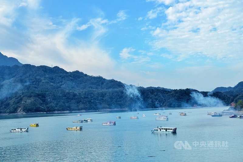 「媽祖遊湖遶境祈福暨愛護水資源宣導活動」2日在石門水庫舉行，這項活動歷史悠久，往年約2、30艘遊艇參與的水上媽祖遶境，民國114年也擴大規模至40艘遊艇，更邀請觀音復興宮及當年水庫淹沒區遷村的居民回鄉參與活動。中央社記者吳睿騏桃園攝  114年3月2日