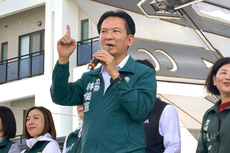 民進黨立委林俊憲(前)2日出席與台南市議員蔡蘇秋金聯合服務處成立大會,上台致詞表示,他是最能團結民進黨,許給台南民眾最好願景的人選。中央社記者楊思瑞攝 114年3月2日