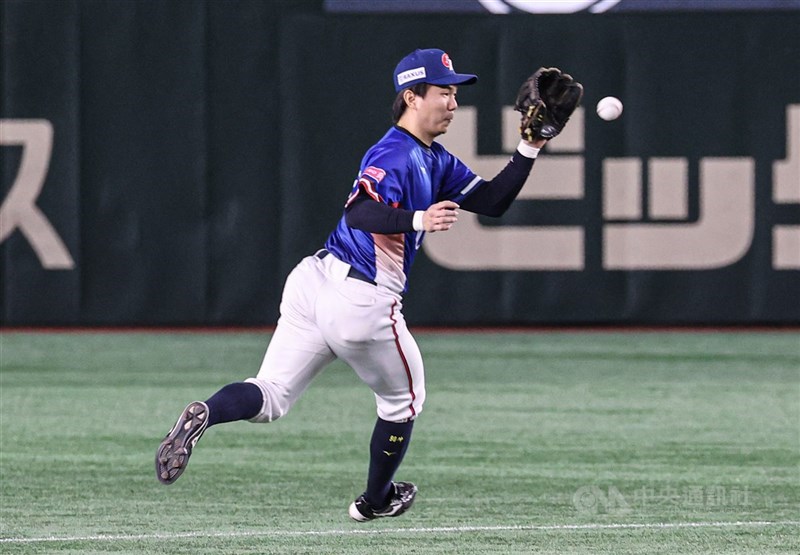 中信兄弟野手江坤宇是2024年世界12強棒球賽台灣隊班底，2日與日職火腿隊交流賽前被問起是否有意拚2026年世界棒球經典賽，他表示如果有機會入選，希望可以對決大谷翔平。圖為江坤宇世界12強賽出賽畫面。（中央社檔案照片）