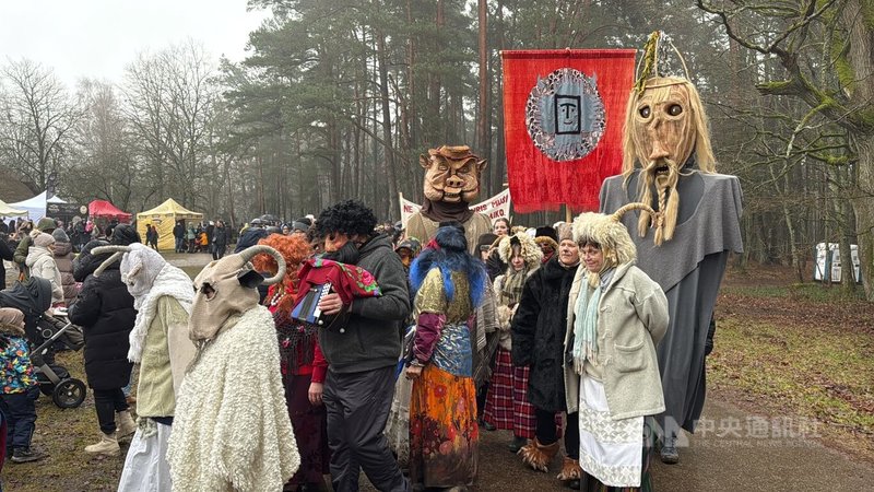 立陶宛Užgavėnės慶典的重頭戲為「冬春對決」,由扮演肥胖冬天的人偶對抗象徵春天的瘦弱人物。冬天通常是豬的模樣,春天則帶有麻繩裝飾。中央社記者游堯茹維爾紐斯攝 114年3月2日