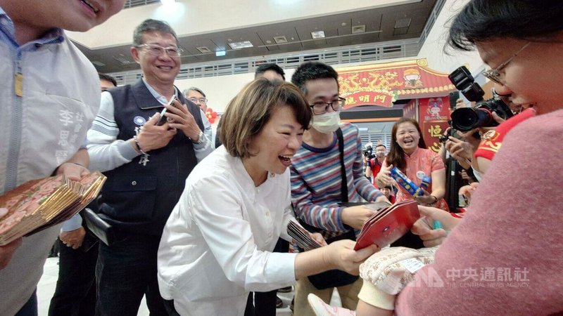 「城隍佑民文昌護子」公益古禮抓周暨學童開筆禮活動2日在嘉義市政府中庭舉行,嘉義市長黃敏惠(前中)贈紅包祝福參與活動的寶寶。中央社記者蔡智明攝 114年3月2日